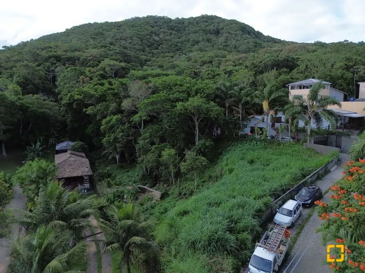 Descubra o seu pedacinho do paraíso em Sambaqui! Este incrível terreno de 11.211,00m² ofer