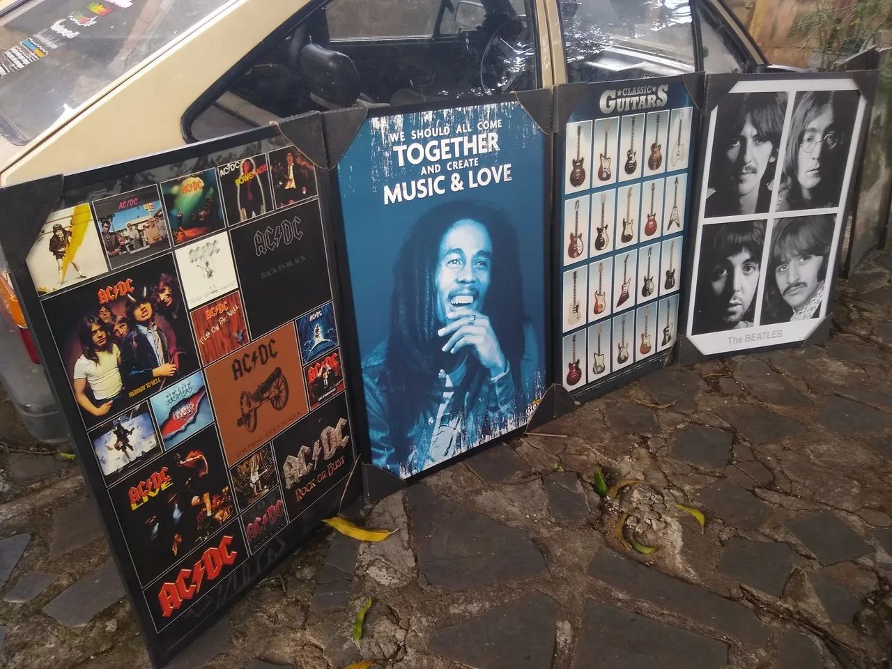 Lote com 50 Posters AC/DC e Beatles entre outros.