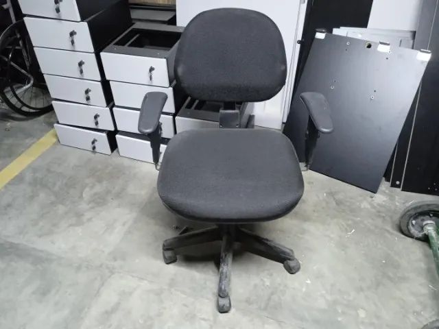 Cadeira de escritório giratória c/ braços e rodas em Plástico / Tecido Preto