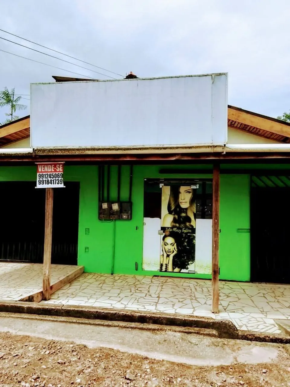 Vendo casa com 3 moradias e um ponto comercial