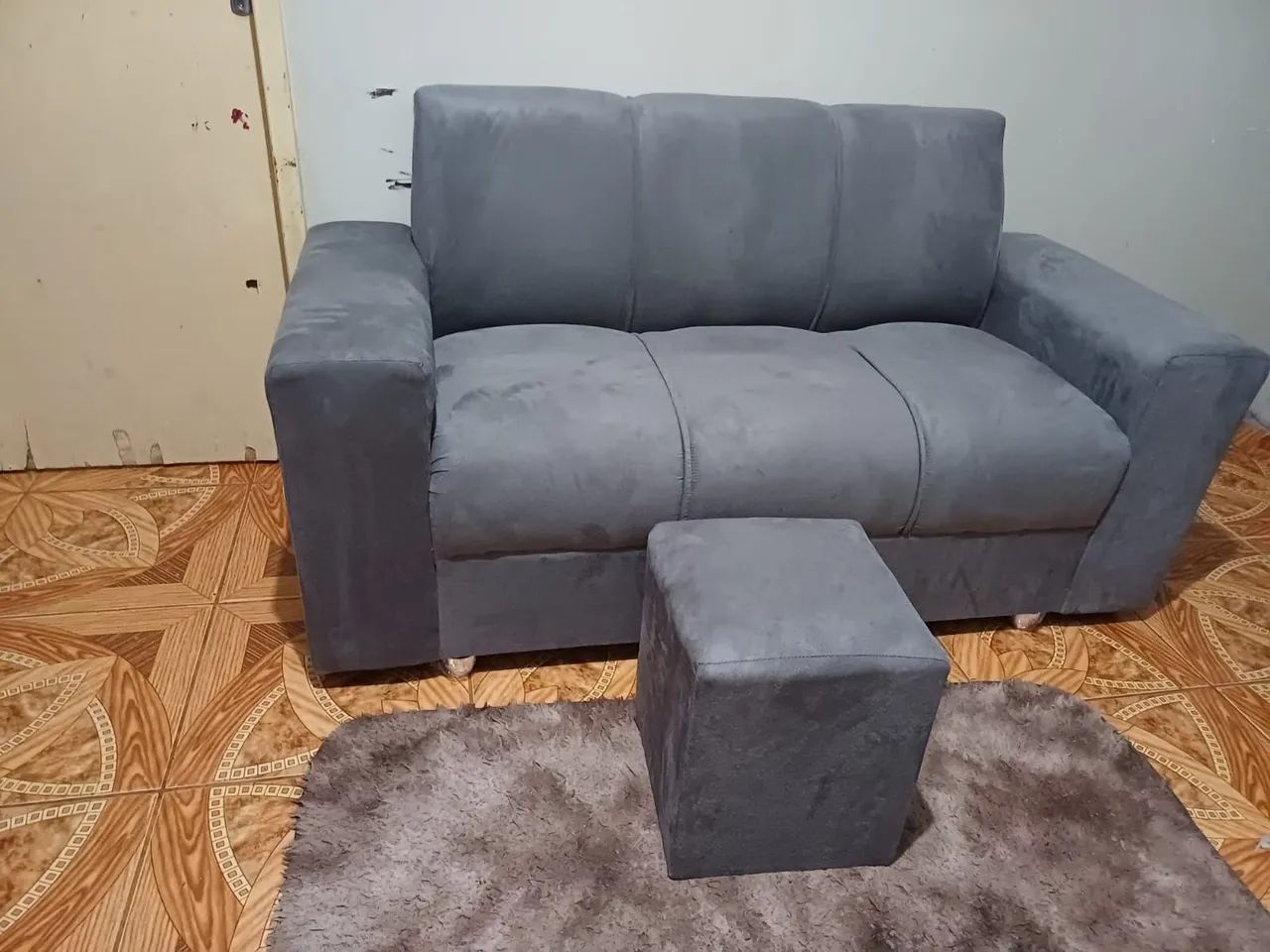 Sofá 3 Lugares + Puff Novo - Design Moderno - Foto 4