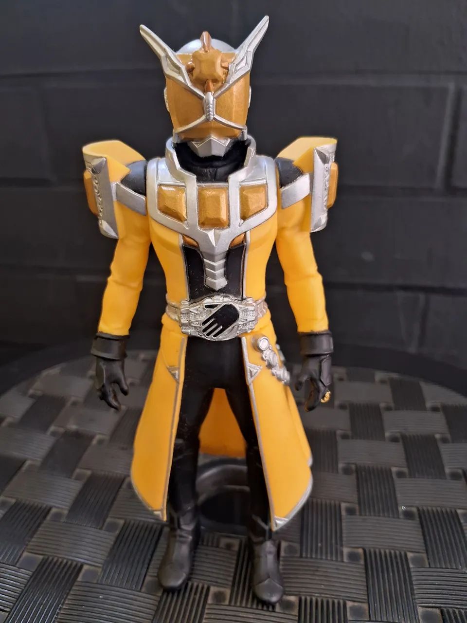 Kamen Rider Wizard Amarelo 17cm Bandai