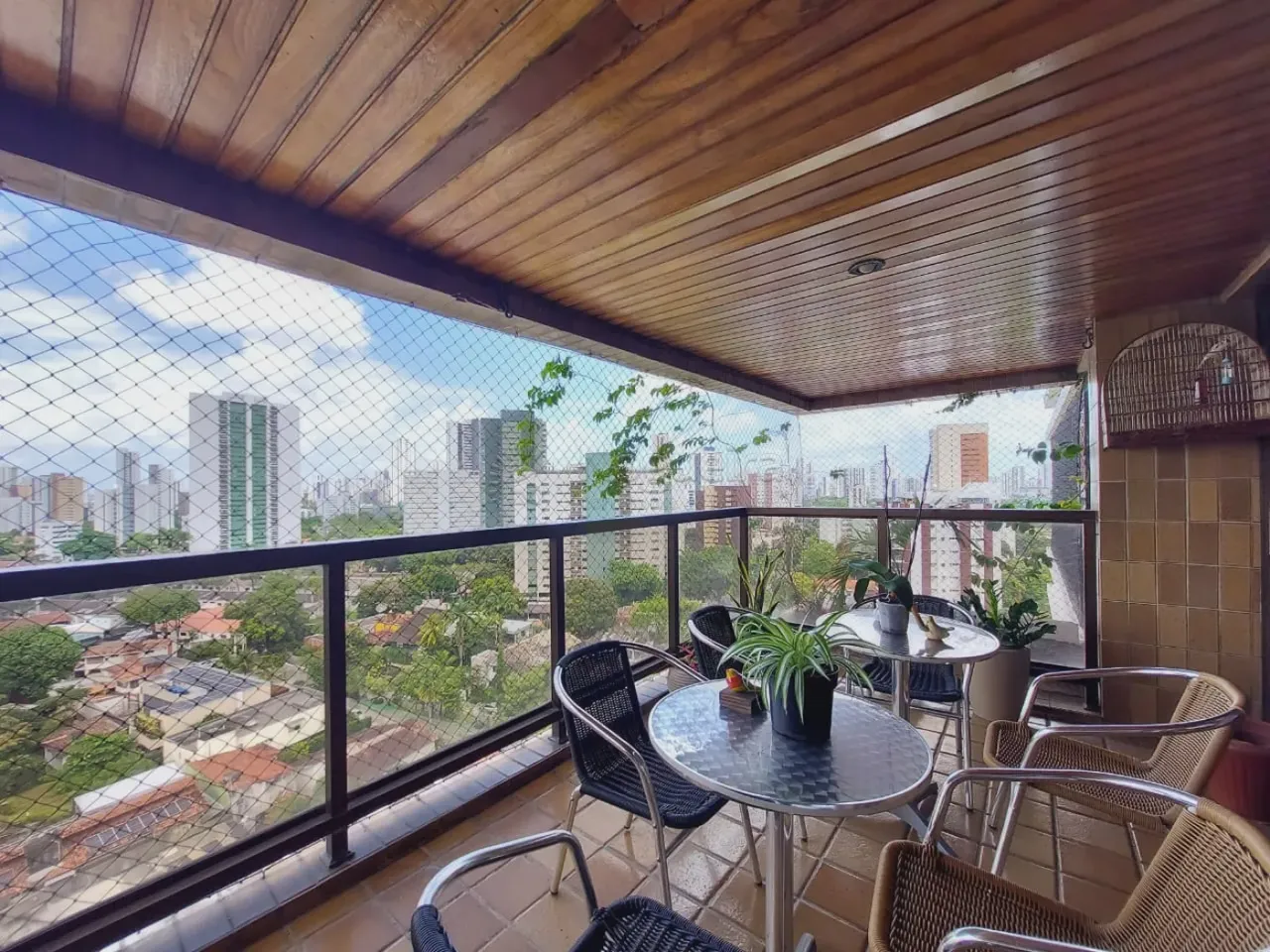 Excelente apartamento duplex localizado em Casa Forte, com 502m² de área útil.