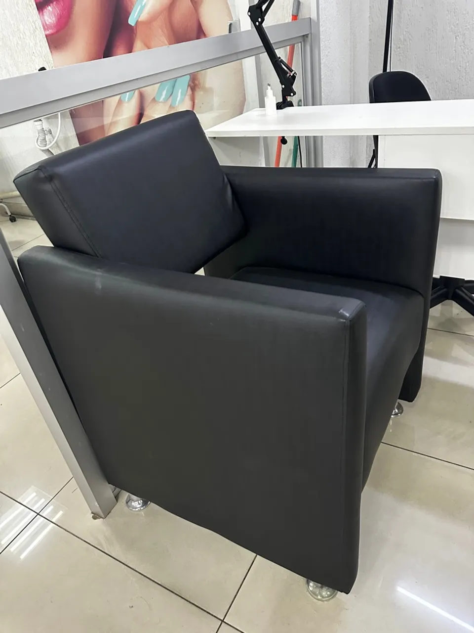 Poltrona de Couro Preta - Conforto e Elegância