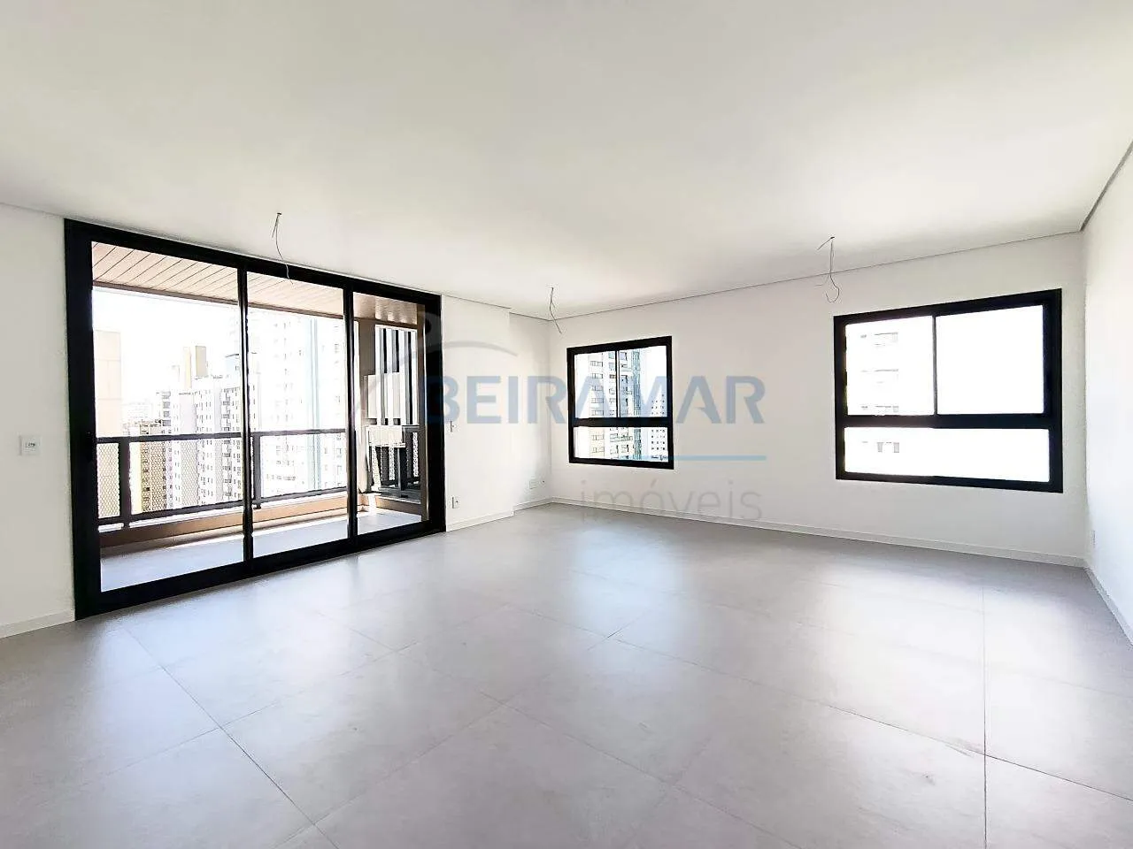 Apartamento de 4 Quartos com Suíte Master, 2 Semi-Suítes, Lavabo, Varanda Ampla e 2 Vagas