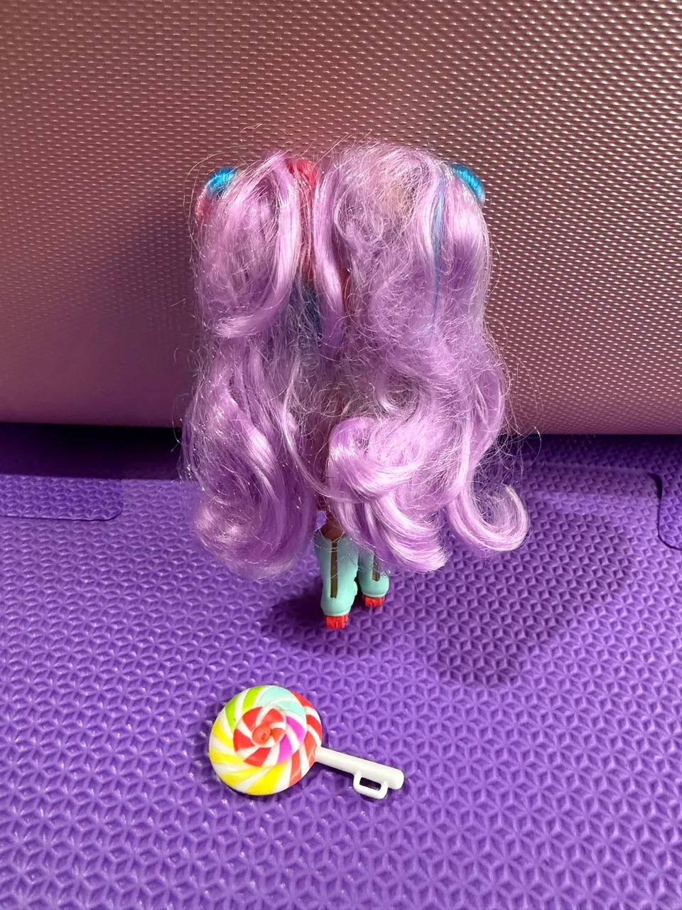 Boneca Hairdorables Rayne com pirulito - Foto 2
