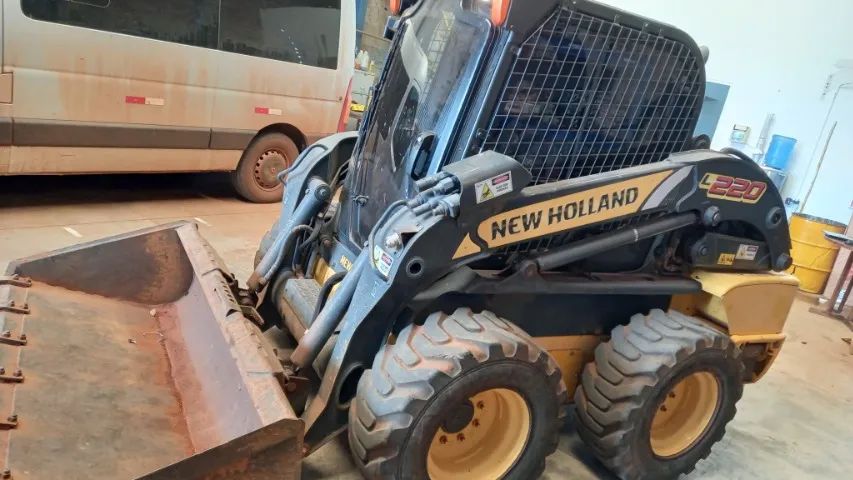 Mini pá carregadeira New Holland L220   2017