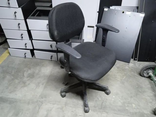 Cadeira de escritório giratória c/ braços e rodas em Plástico / Tecido Preto - Foto 2