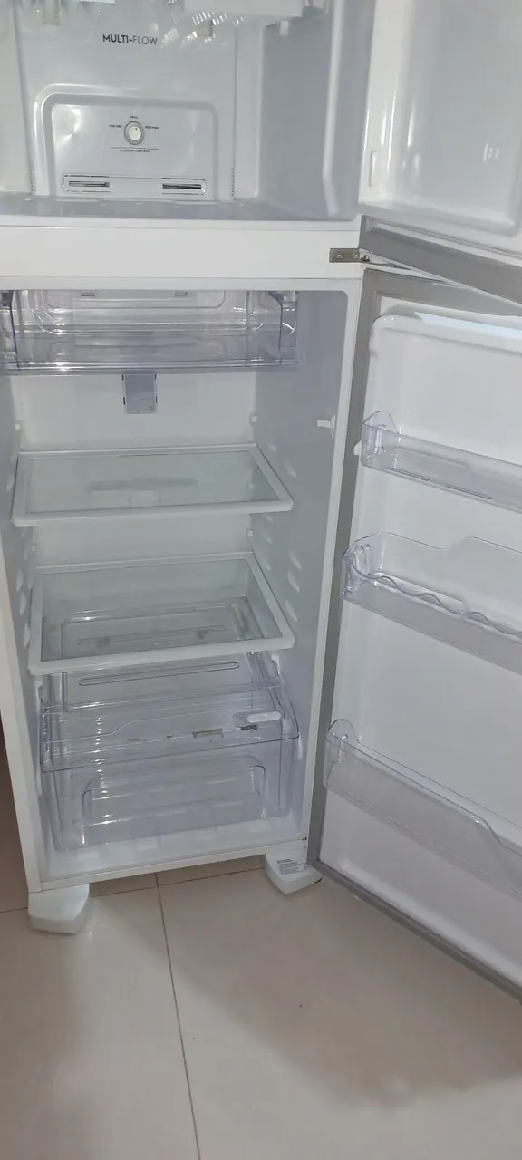 Geladeira frost free nova apenas 1 ano de uso.