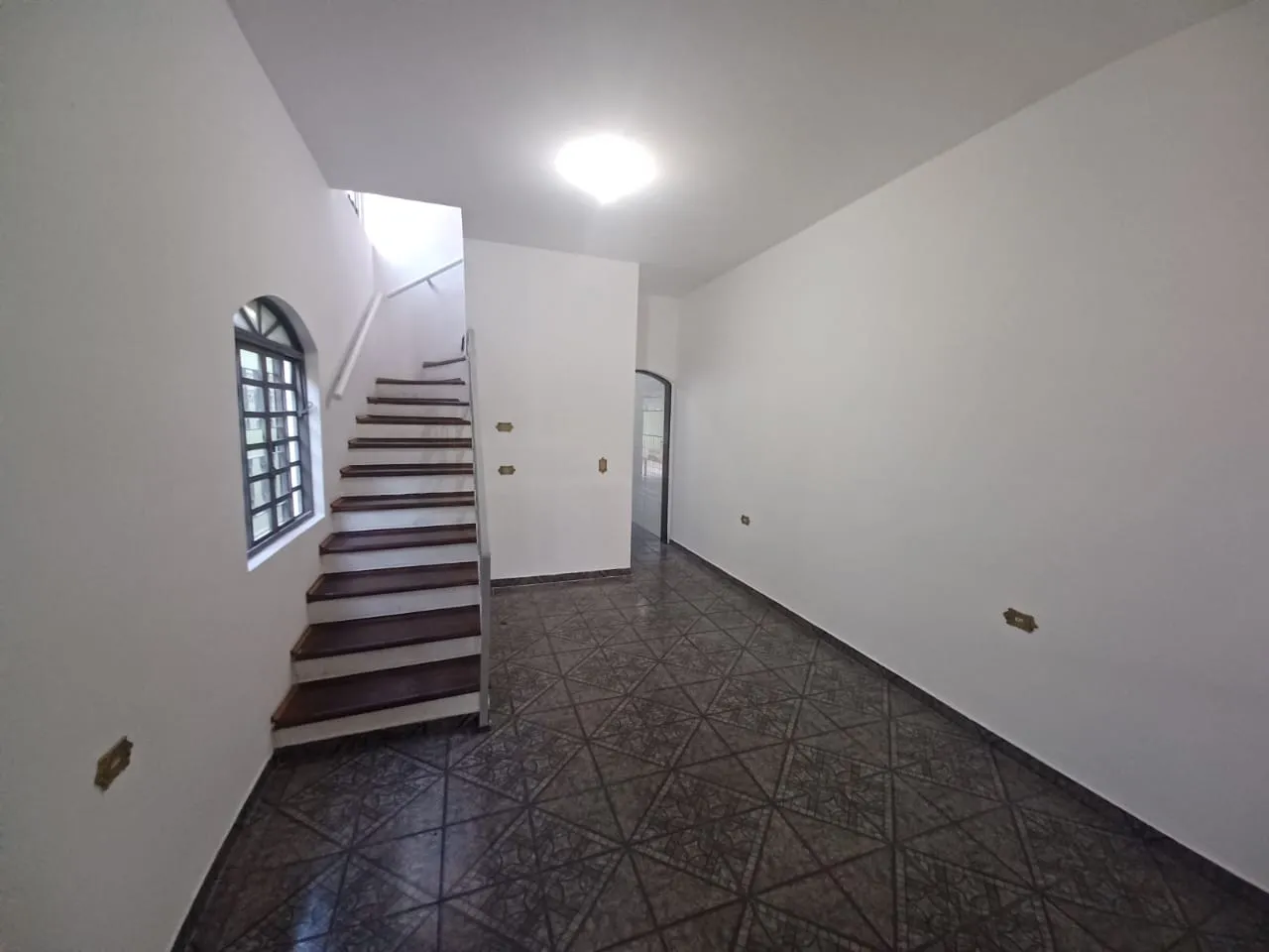 Imóvel para aluguel tem 150 metros quadrados com 3 quartos sendo 1 suíte