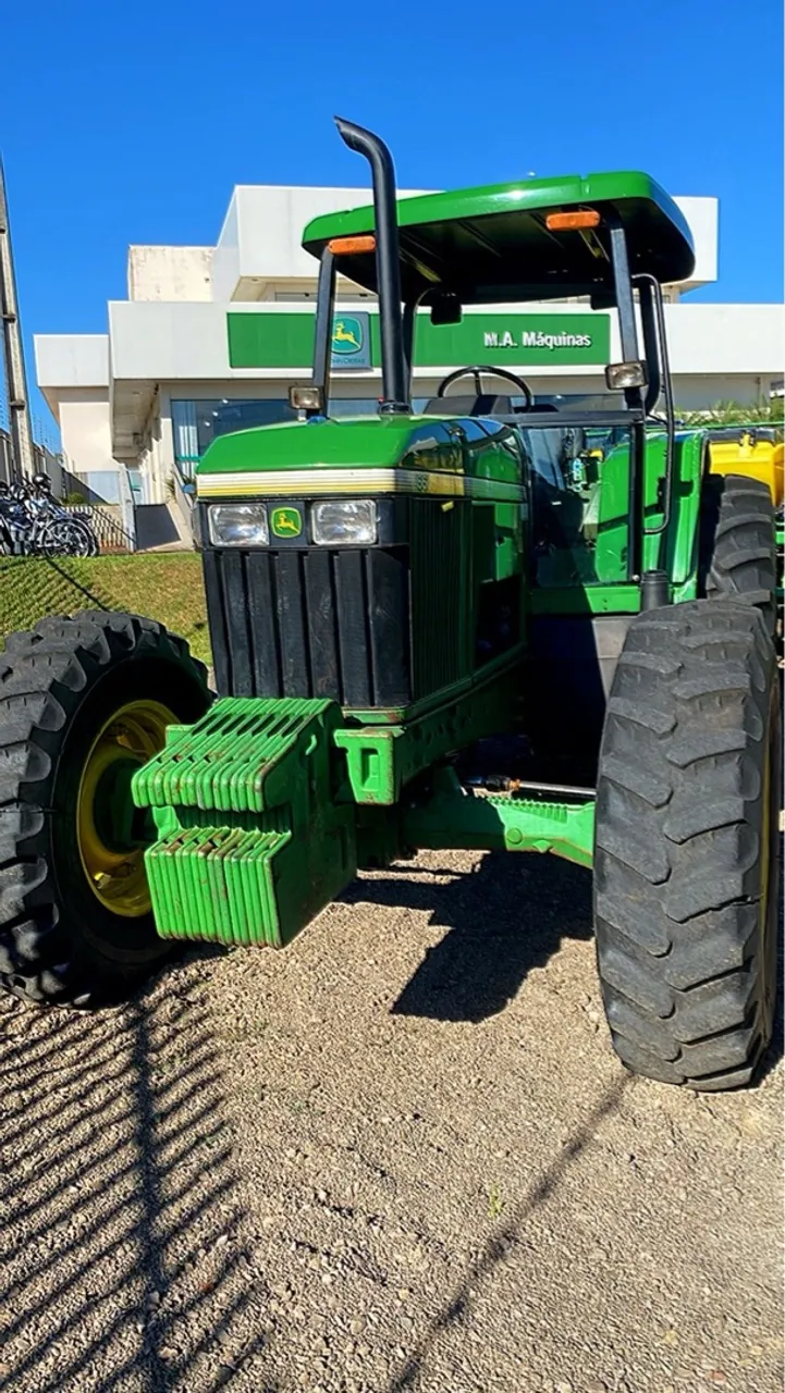 Trator Agrícola John Deere - Potência e Confiança