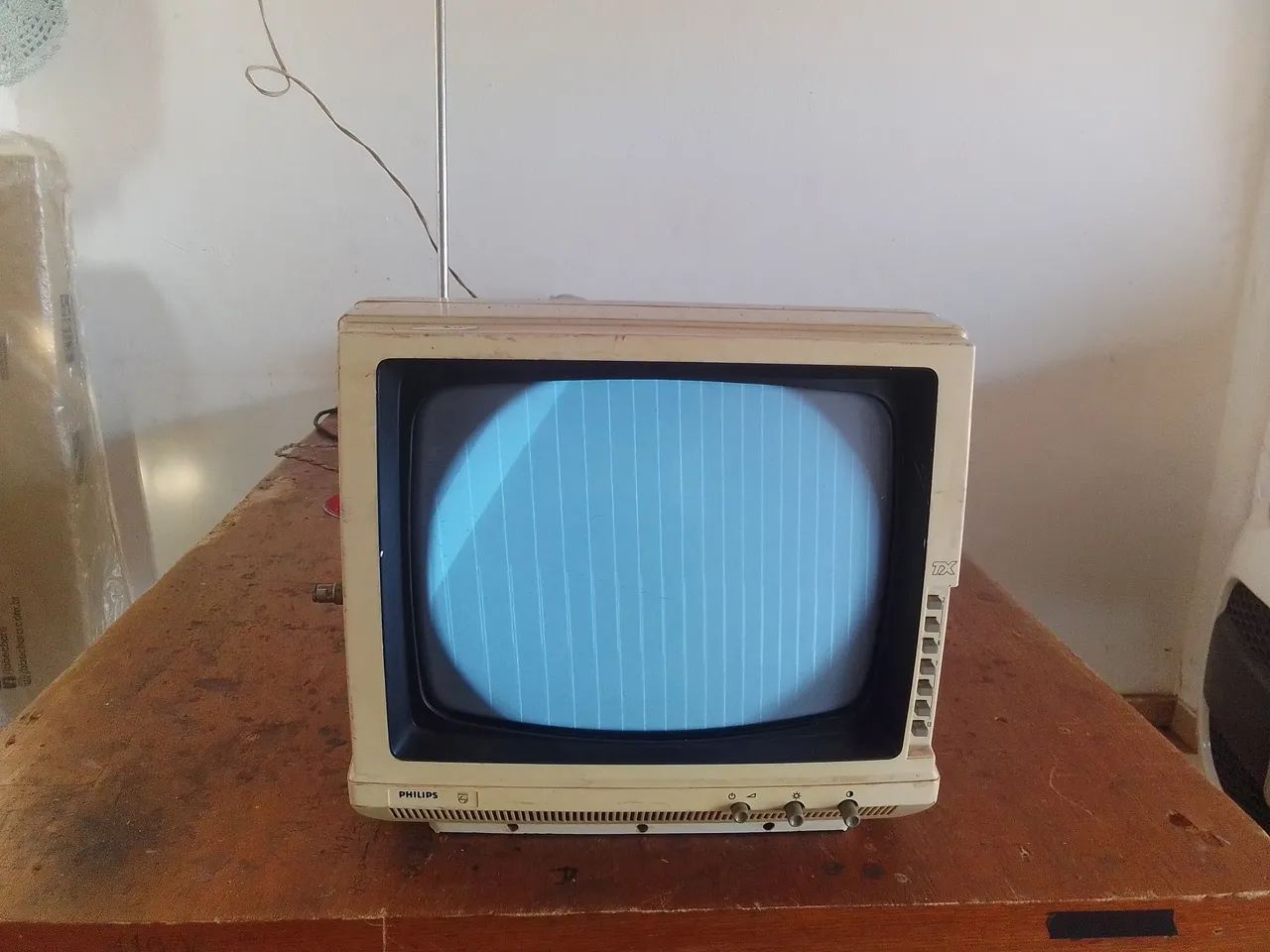 TV Philips antiga TX preto e branco 