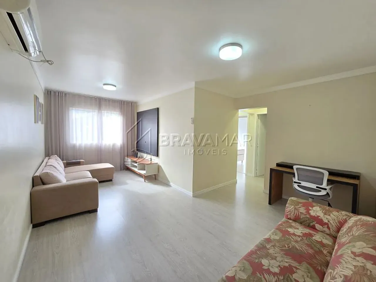 Locação Anual - Apartamento com 03 Dormitórios na Praia Brava/Itajaí