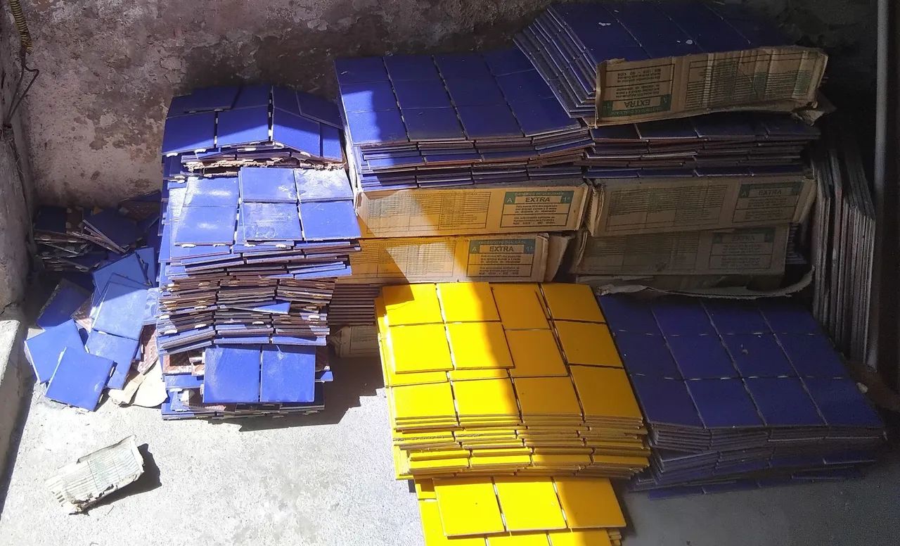 Vendo pastilhas 10x 10 azul Royal para Construção - Foto 3