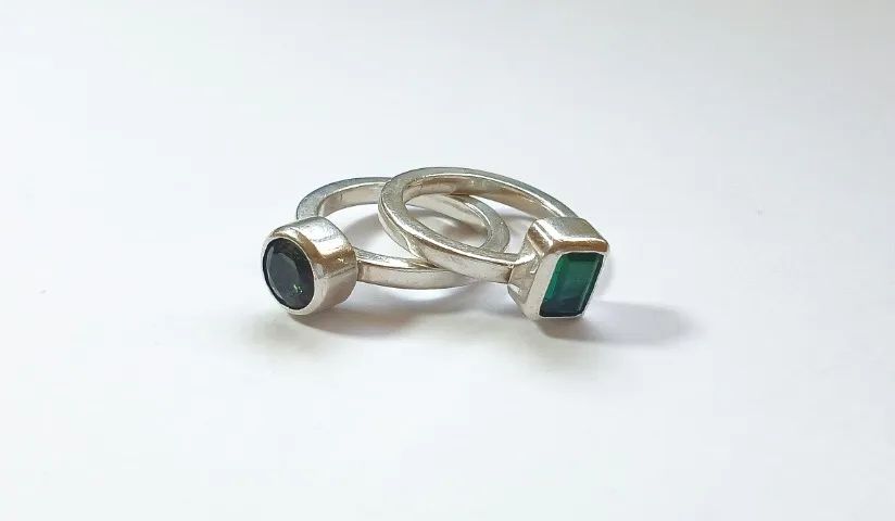 Conjunto de Aneis Prata 925 com Zirconia Verde. Tamanho 24