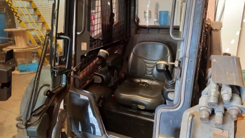 Mini pá carregadeira New Holland L220   2017 - Foto 4