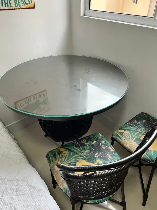 Mesa de Jantar redonda 100cm com vidro e 4 cadeiras