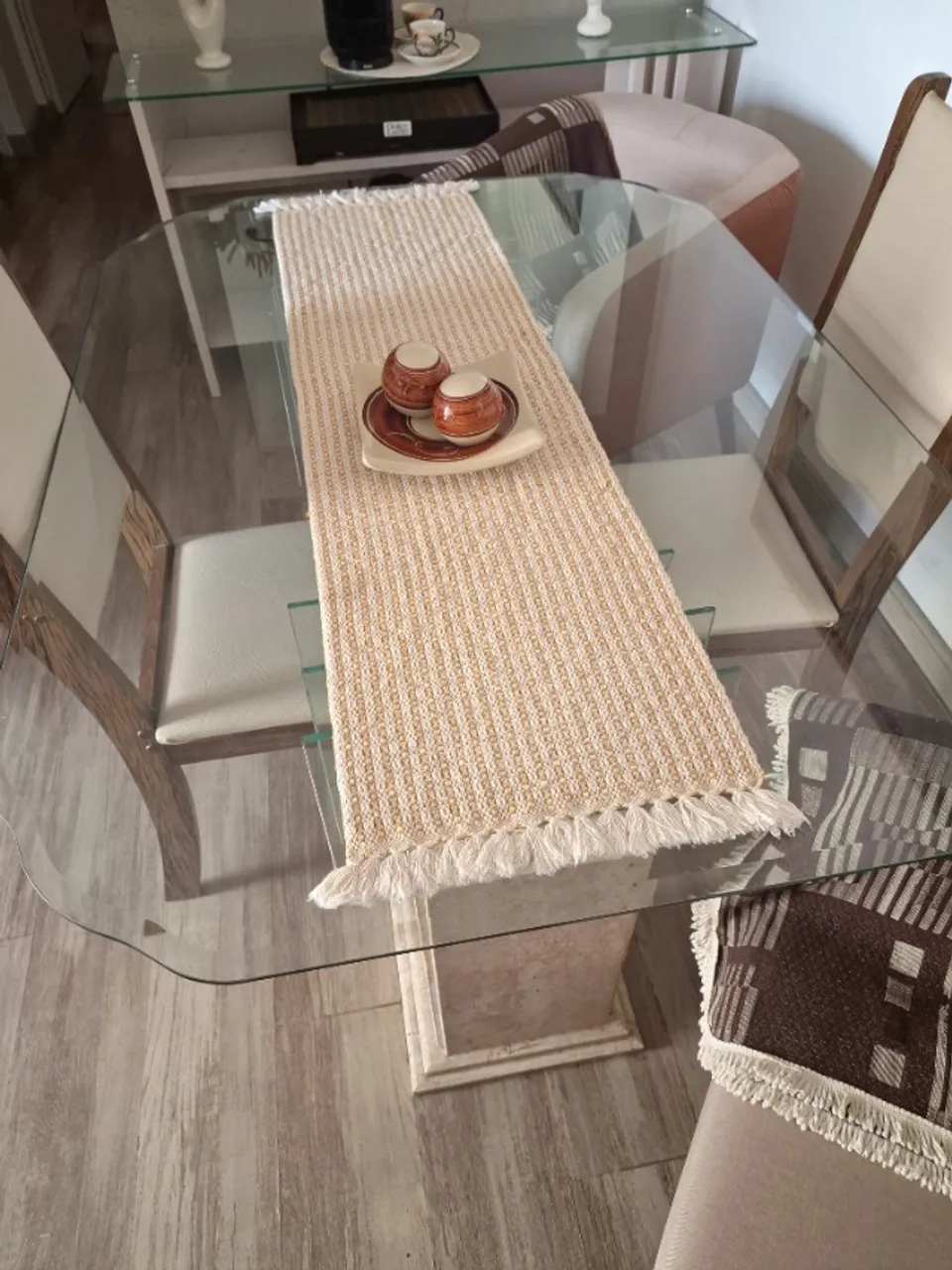 Mesa de Jantar com tampo de vidro e base de pedra (marmorato)