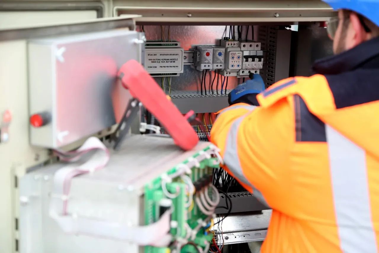 Eletricista Profissional - Serviços Residenciais, Prediais e Industriais** ? - Foto 3