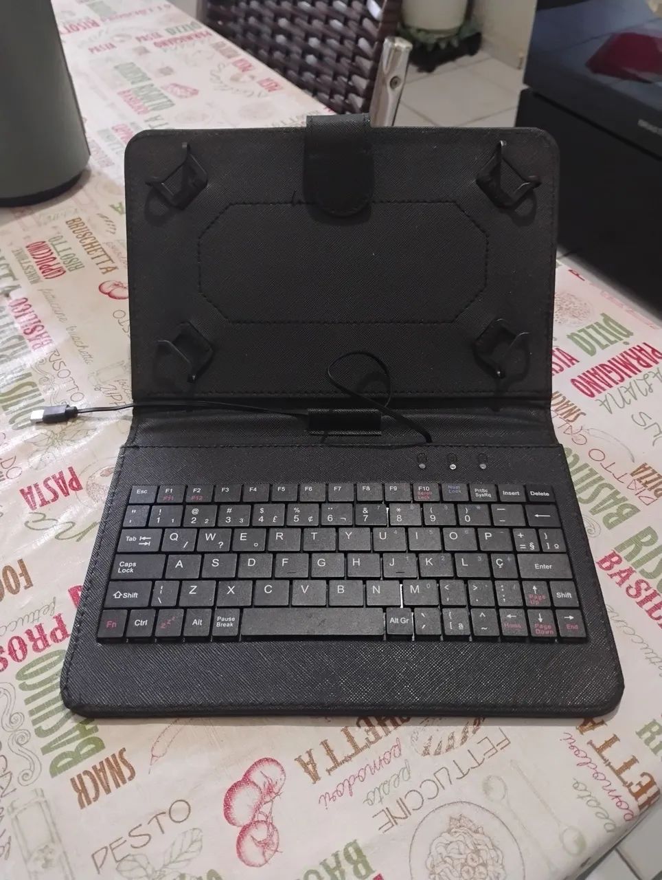 Capa com teclado para tablet 