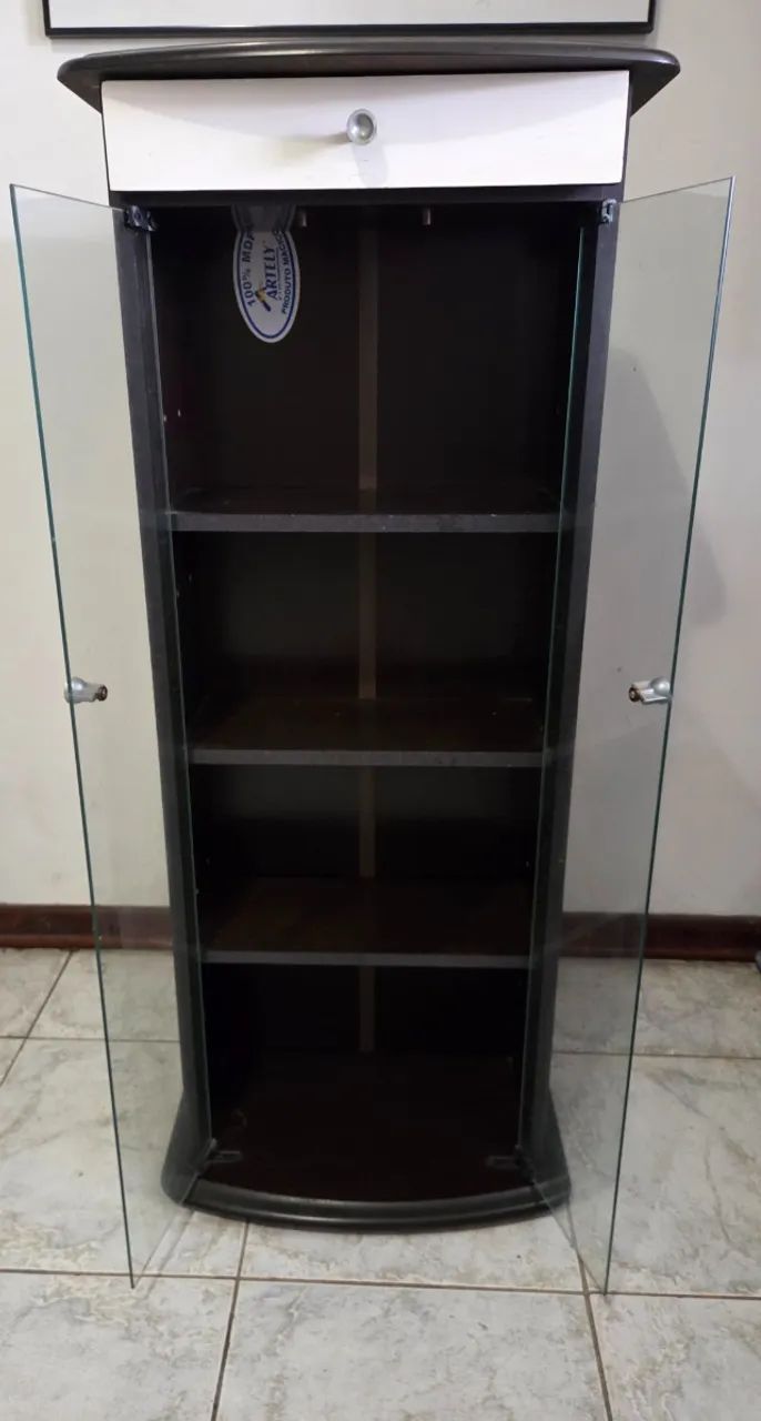 Armário com porta de Vidro