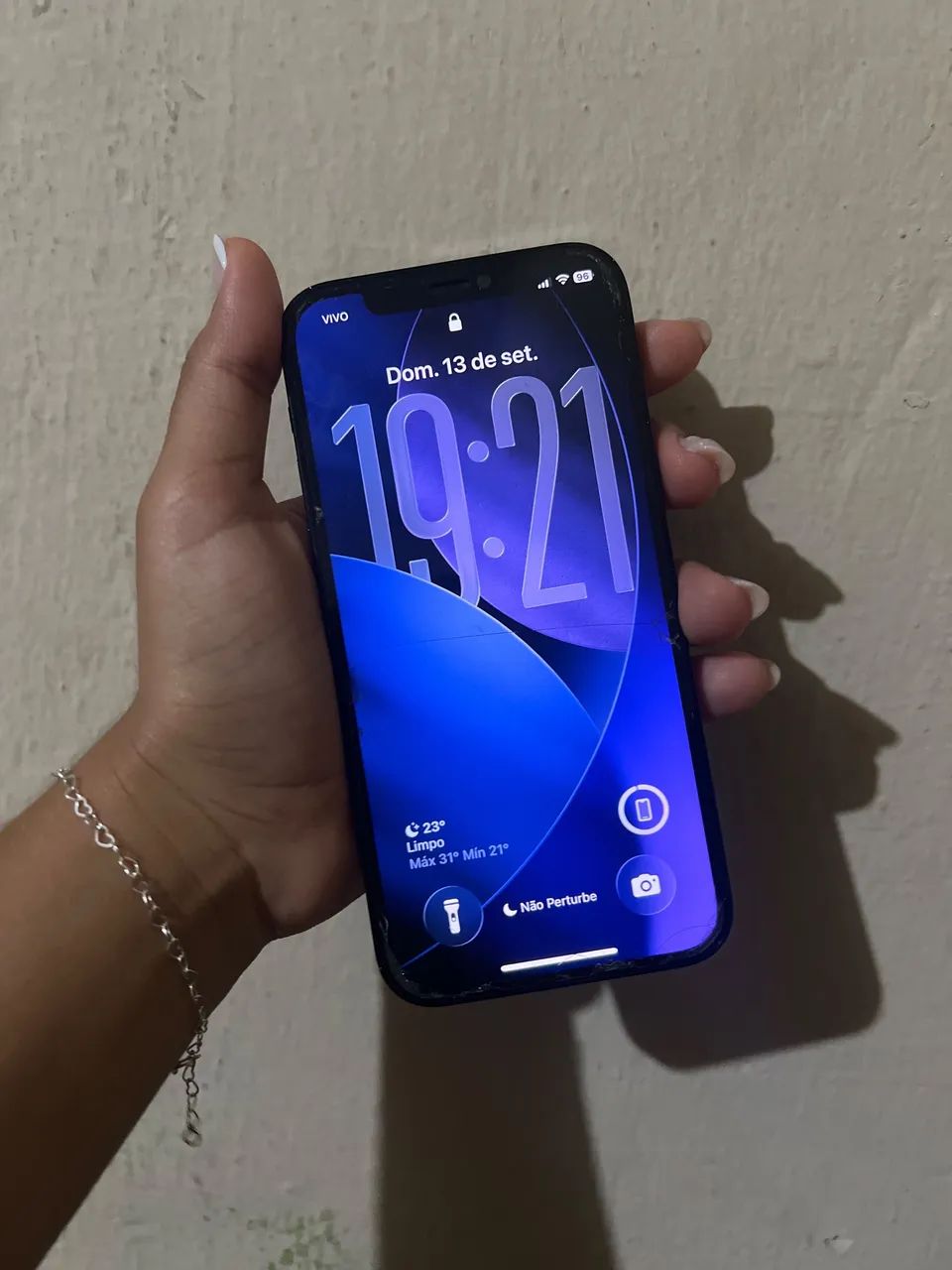 iPhone 12 Pro boas condições vai com carregador e capinha  - Foto 2