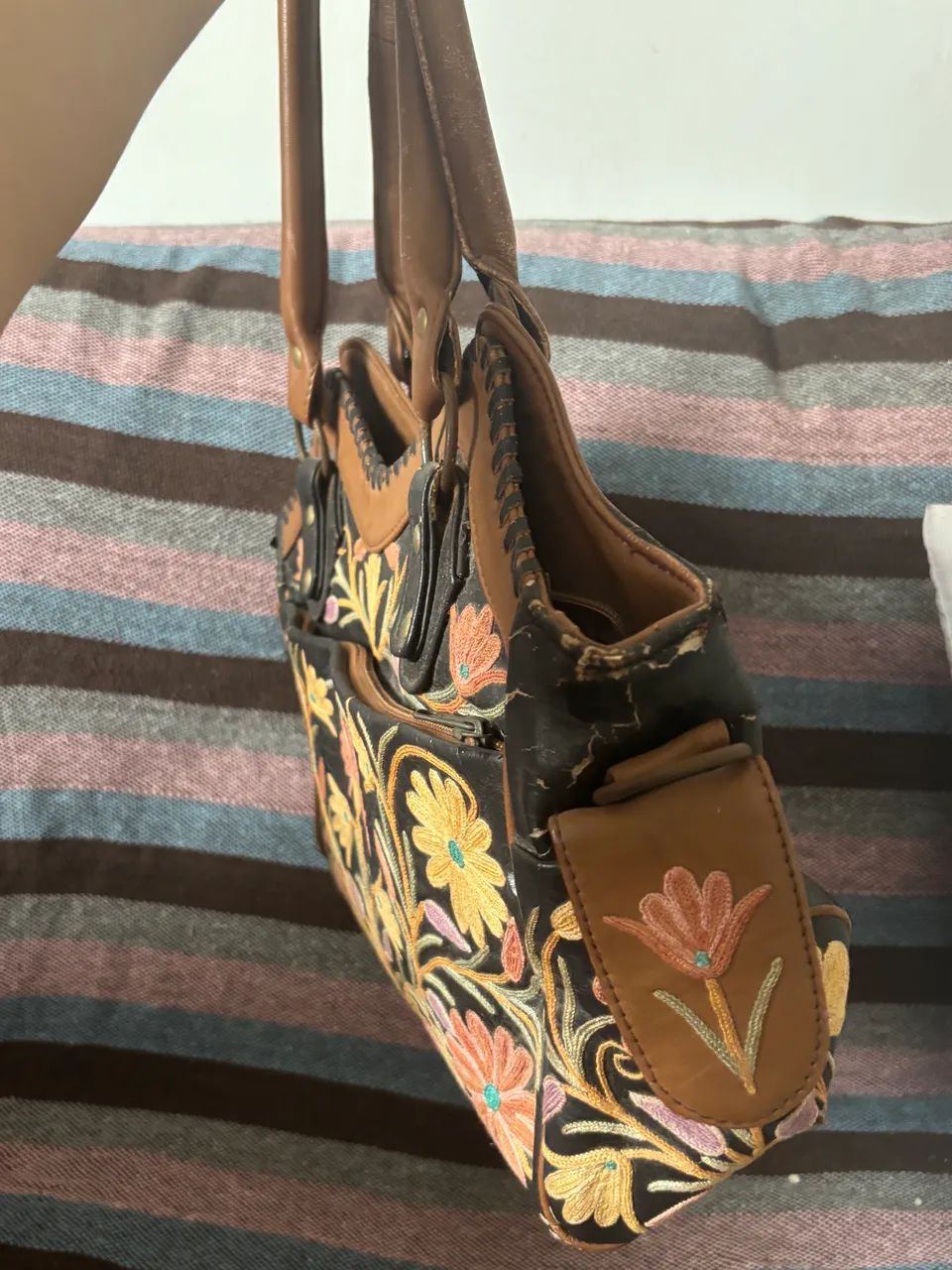 Bolsa de couro com detelhes de flores usada  - Foto 2