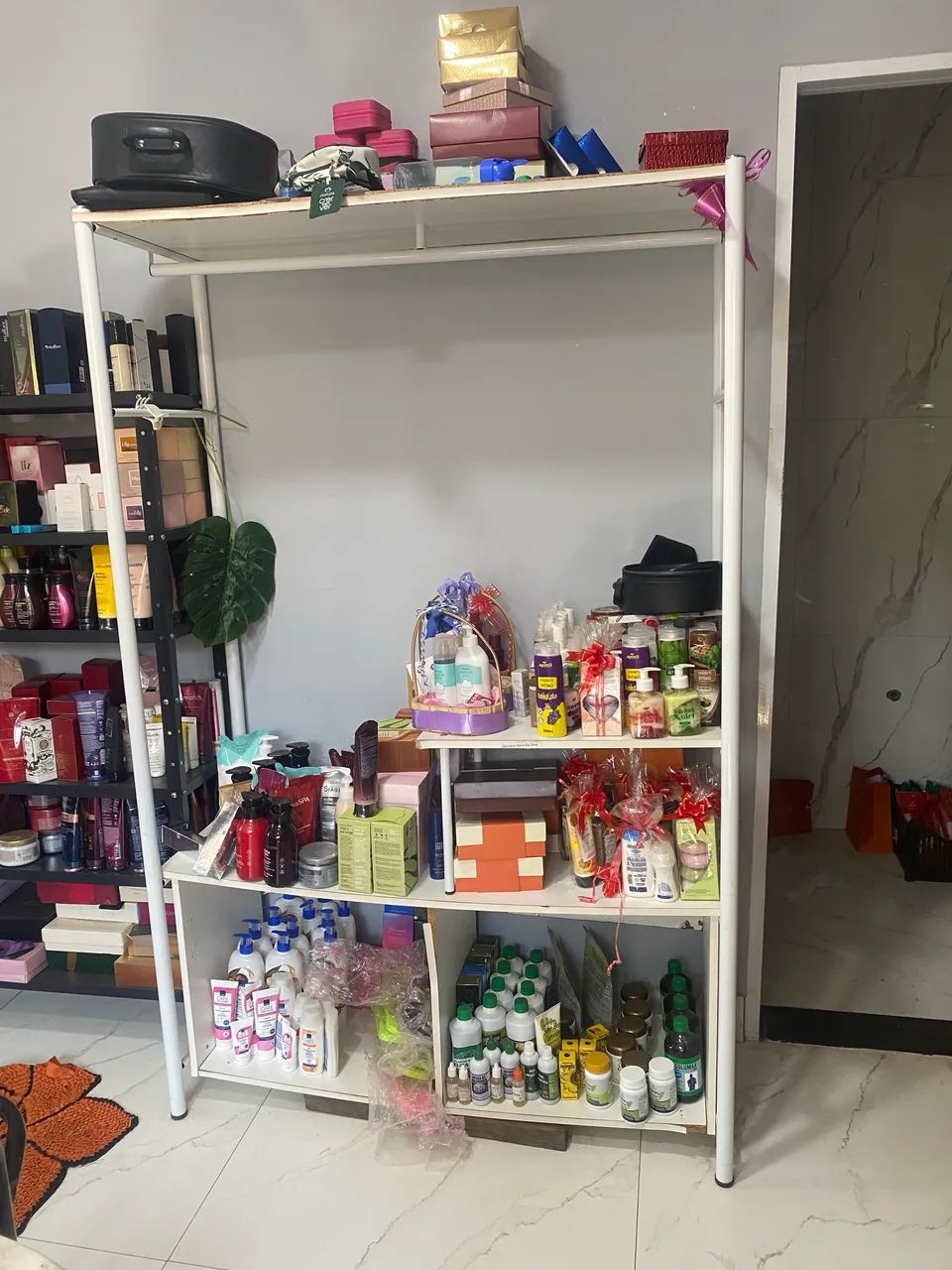 Vendo 2 prateleiras com araras retirada jardim Florianópolis 