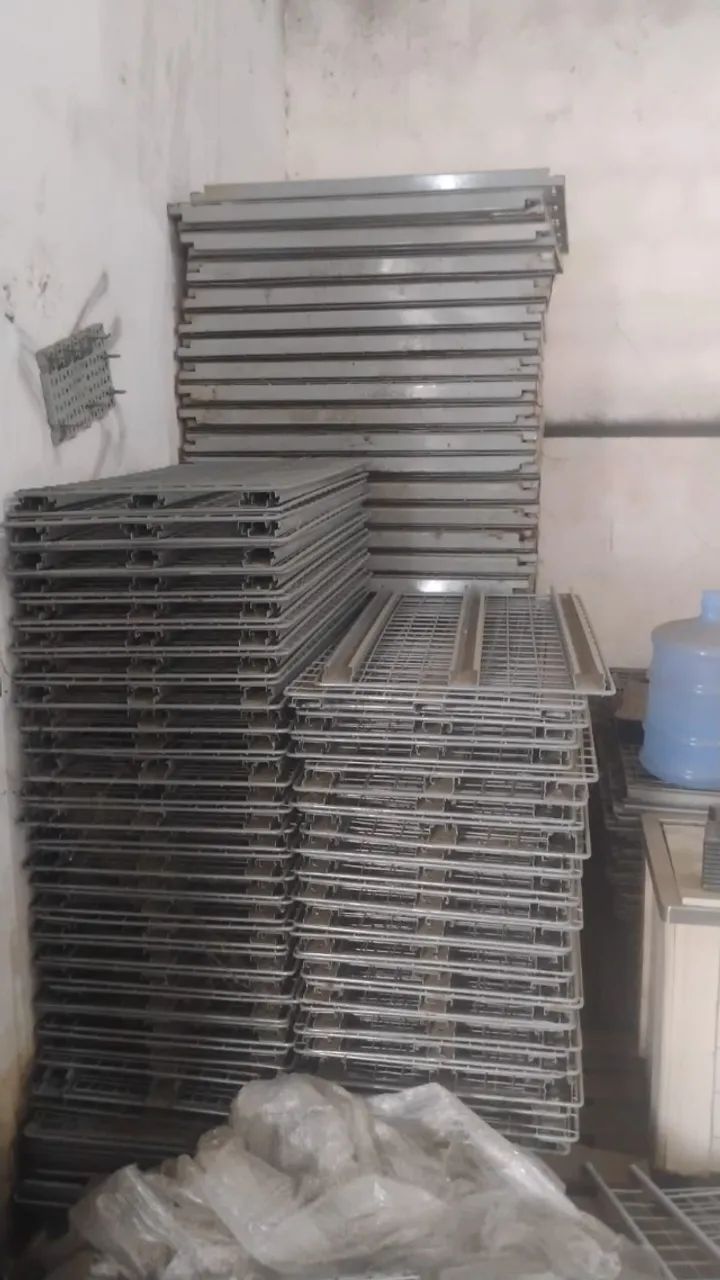 Piso para paletes de aço galvanizado. Valor: 50,00 reais a unidade.