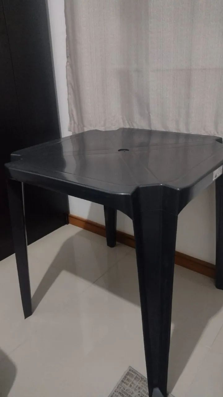 Mesas e cadeiras de plástico