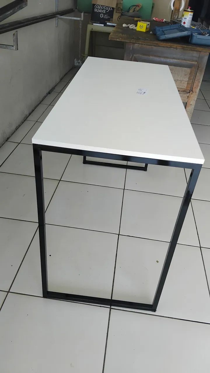 Mesa na cor branco e preto 