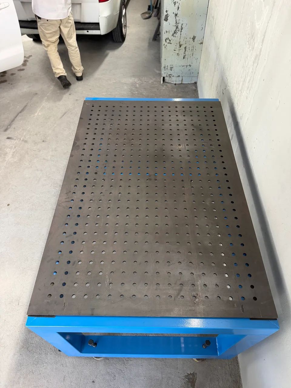 Mesa para solda 1500x1000 chapa furo 19 para 2 ton com rodízio e pé estabilizador  - Foto 4