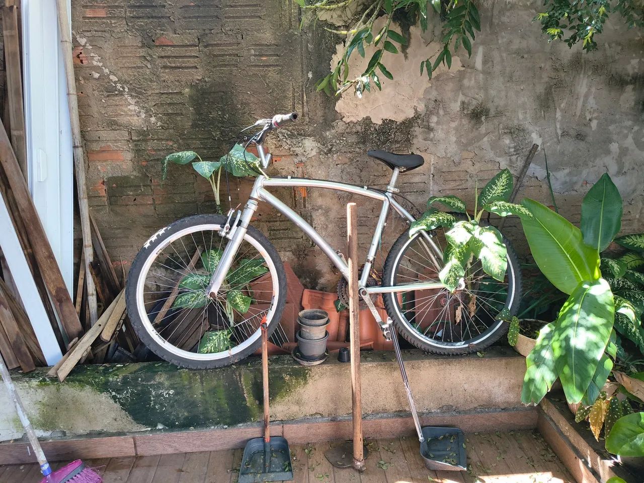 Bicicleta alumínio com pneus novos 