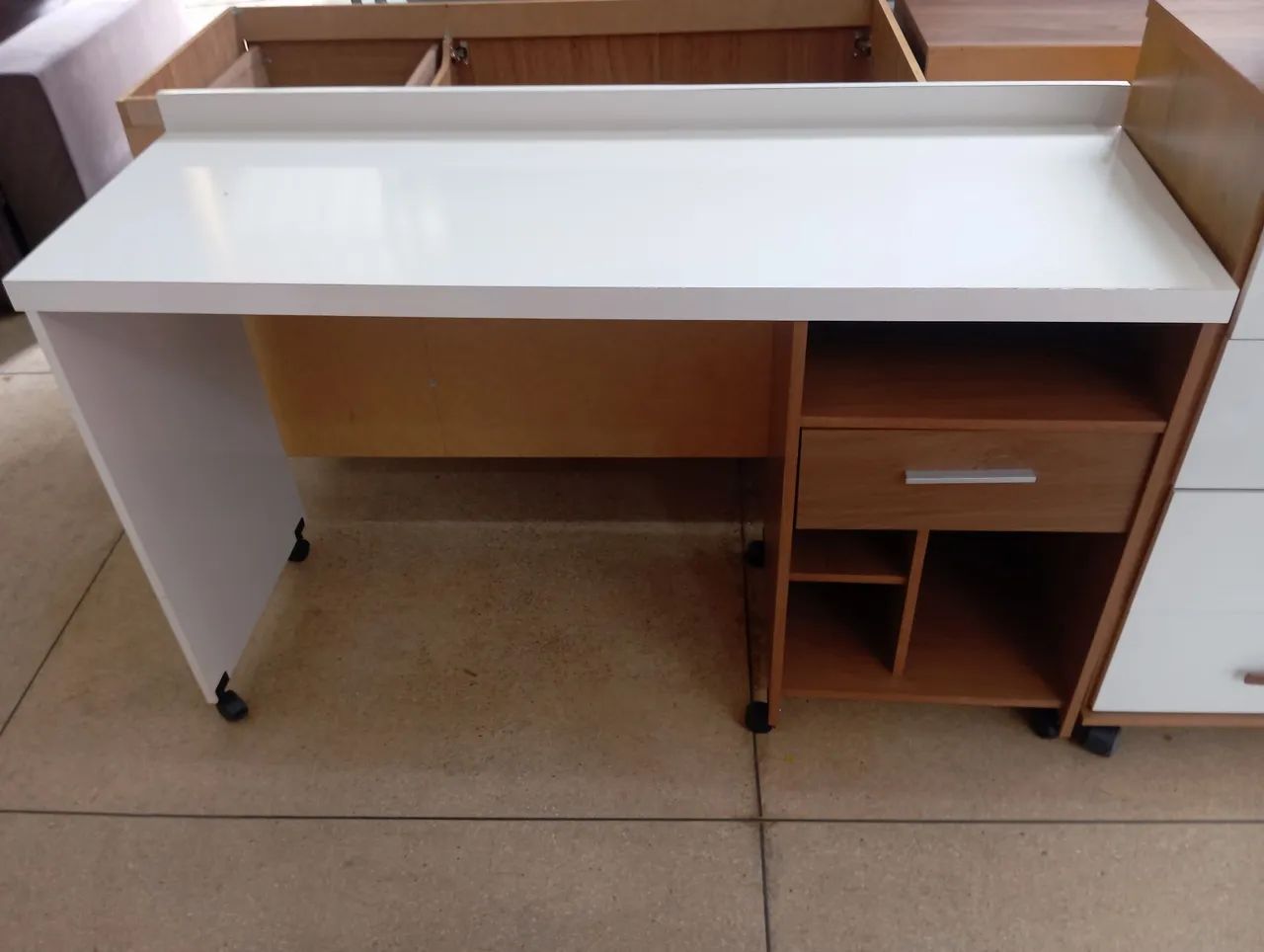 Escrivaninha nova com rodinhas 