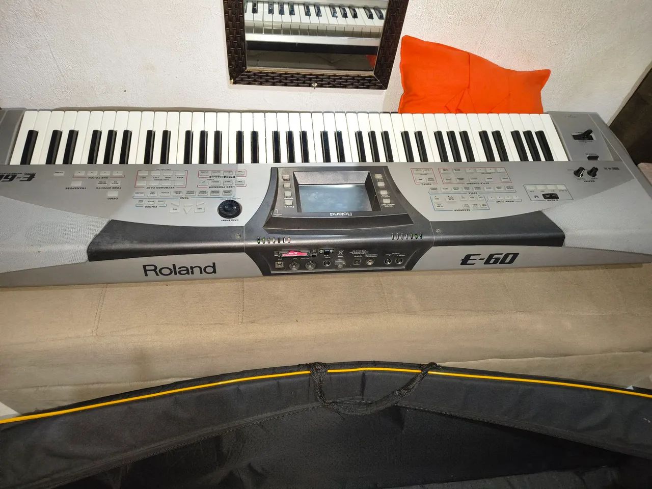 Teclado Roland E-69 76 tecla, funcionamento perfeito  - Foto 2