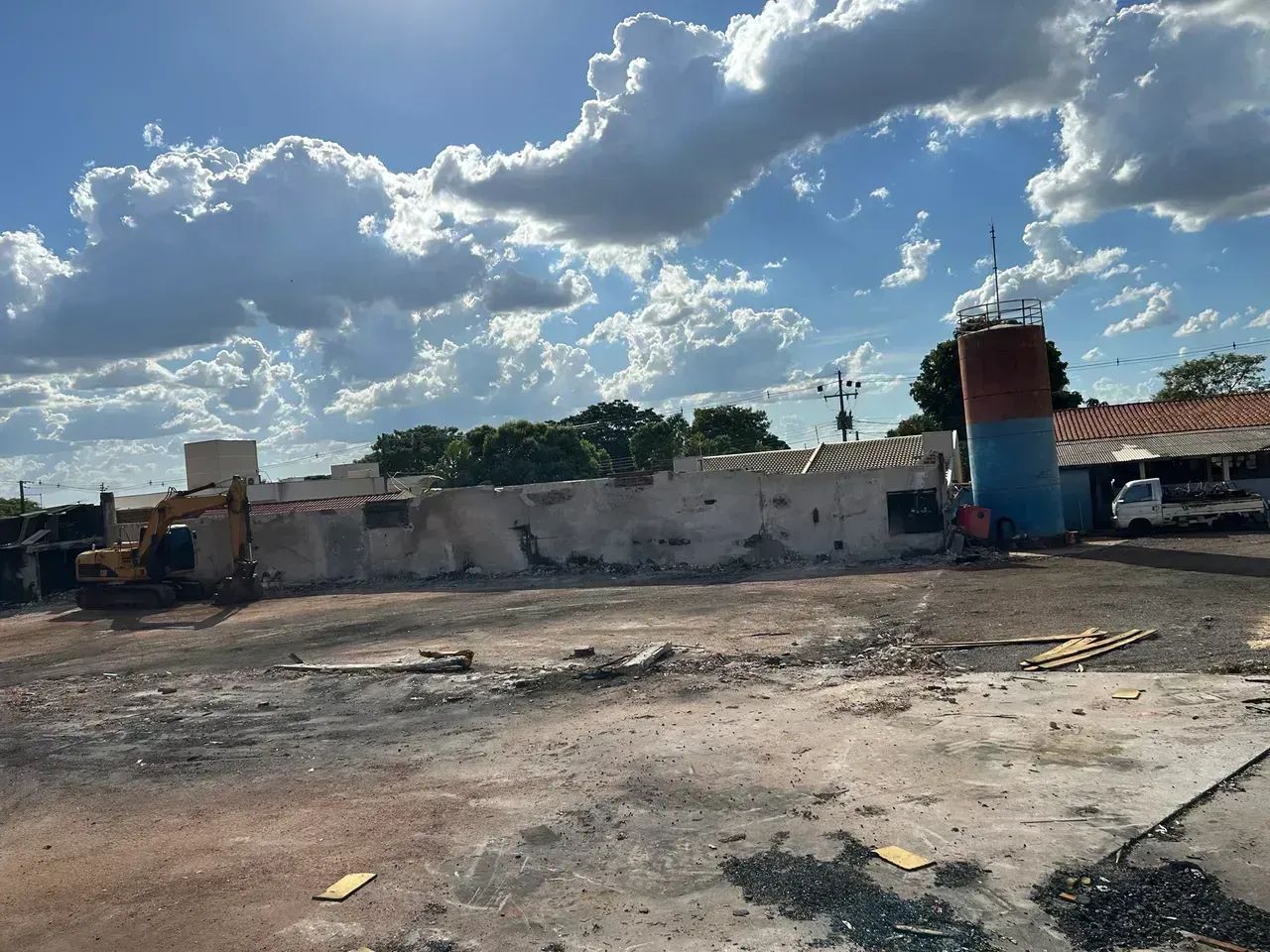 ótimo terreno com escritório e guarita 2.400 m² - Foto 2