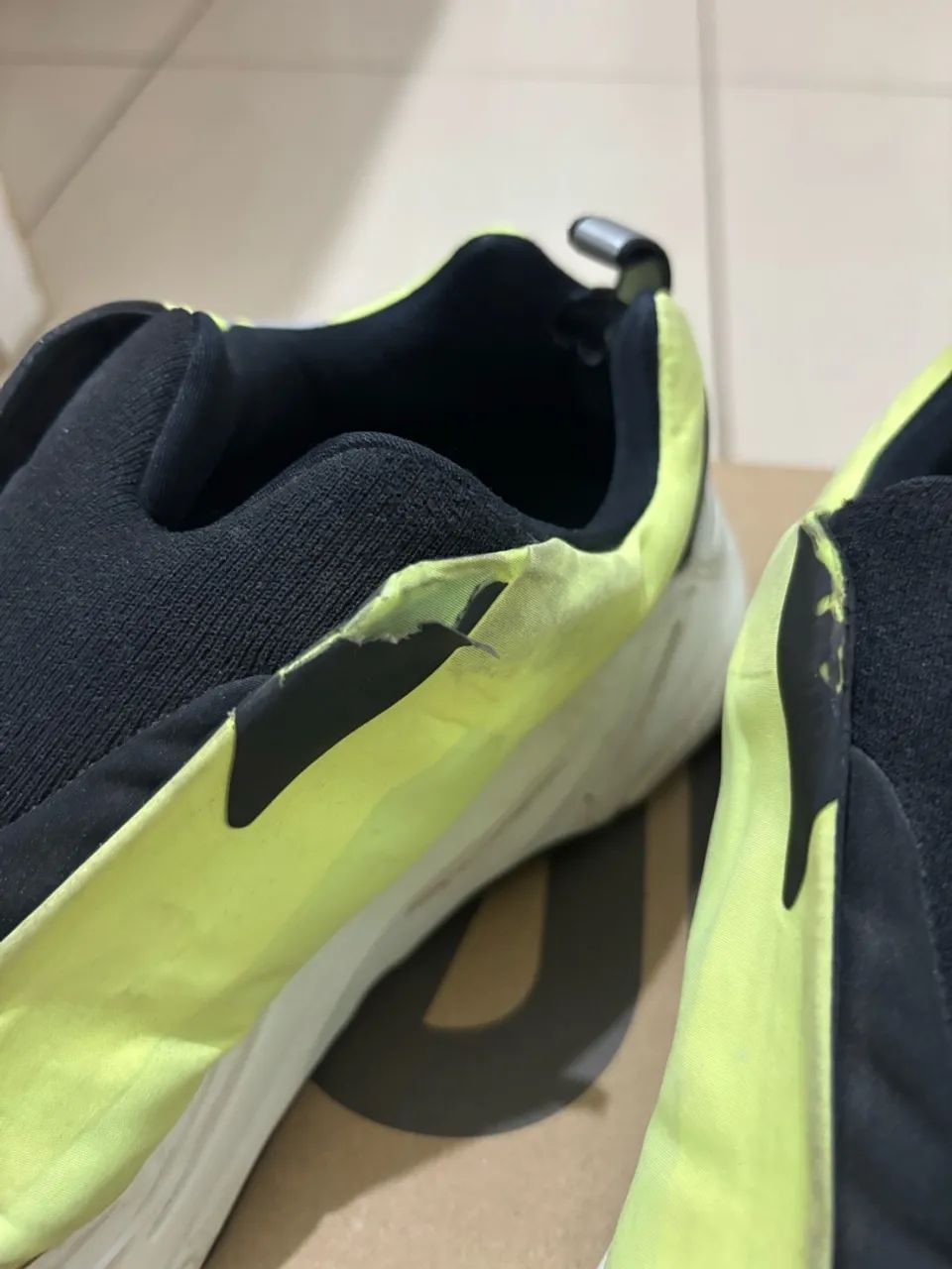 Tênis Adidas Yeezy 700 - Foto 5