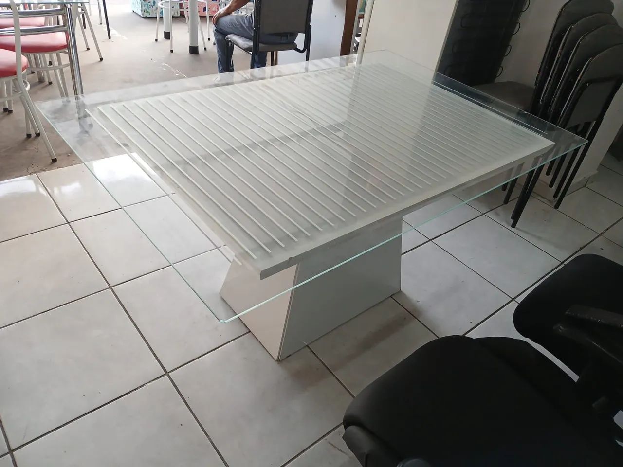 Mesa de jantar com tampo de vidro base de madeira semi nova conservada - Foto 4