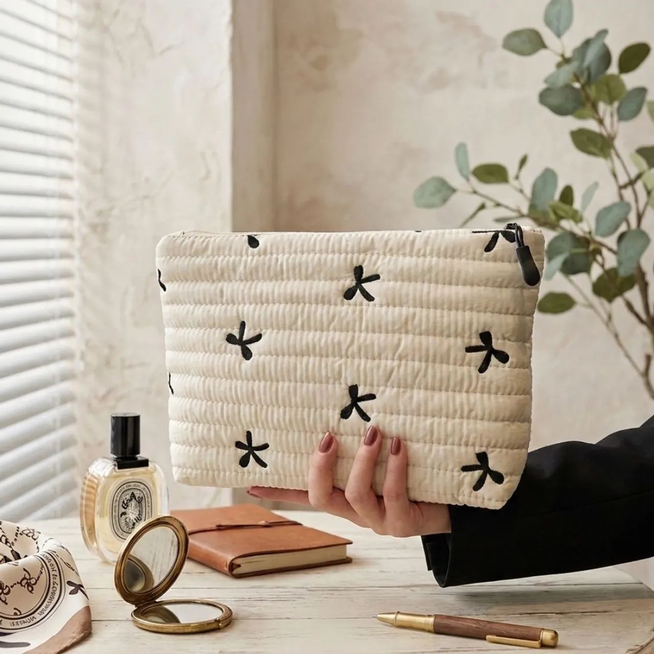 Necessaire Coquette Design Acolchoado com Laços Bordados - Foto 5