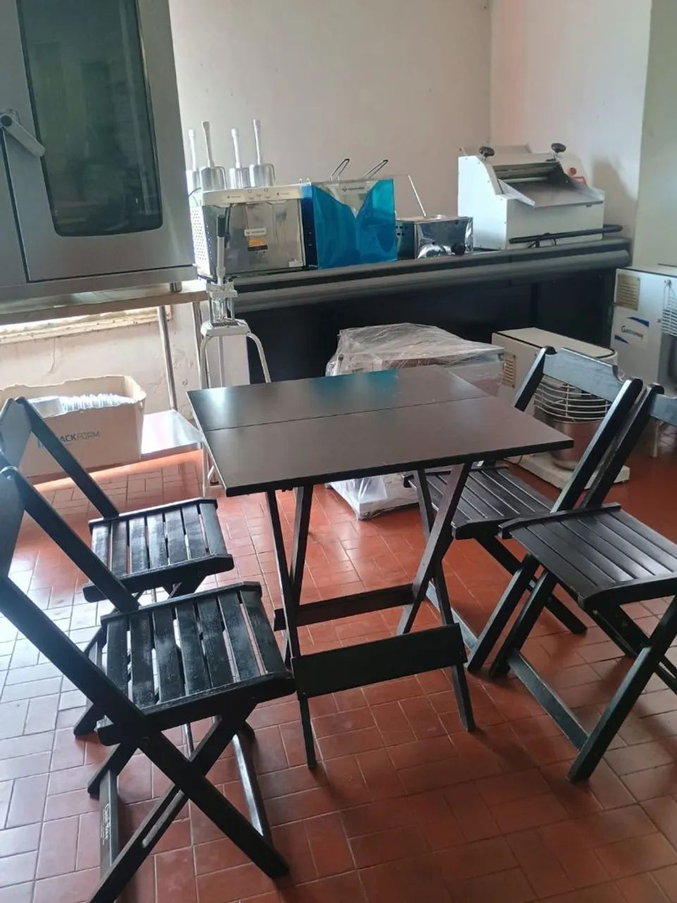 Mesas e cadeiras 