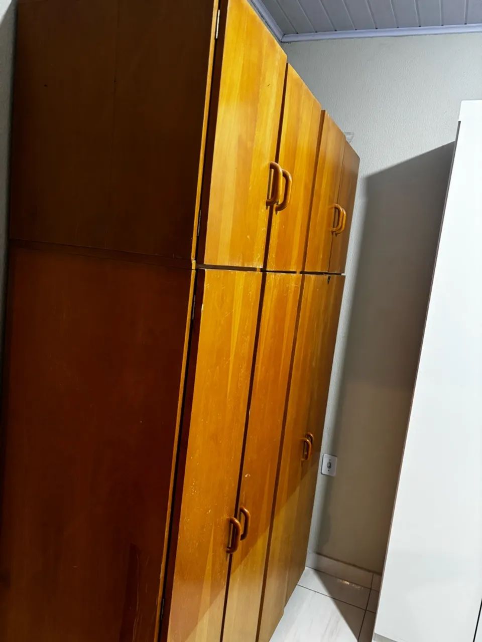 Guarda roupa de madeira