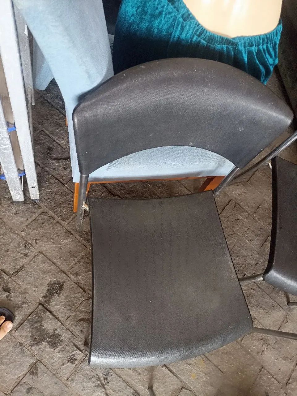 4 cadeira de plástico com metal - Foto 3