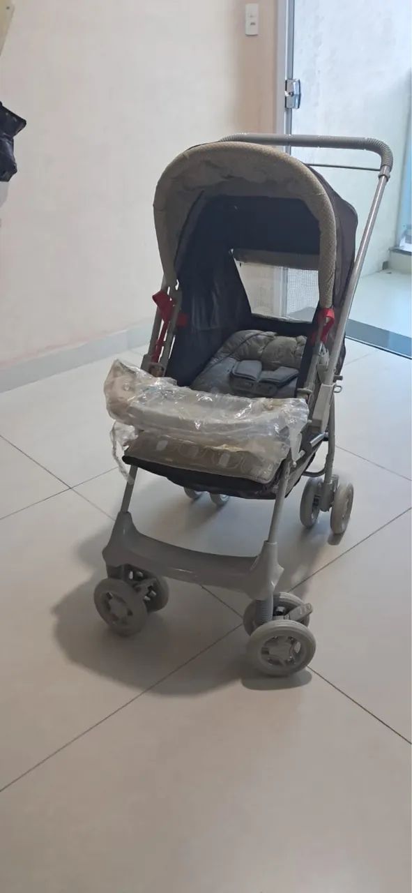 Carrinho de bebê novo na caixa 