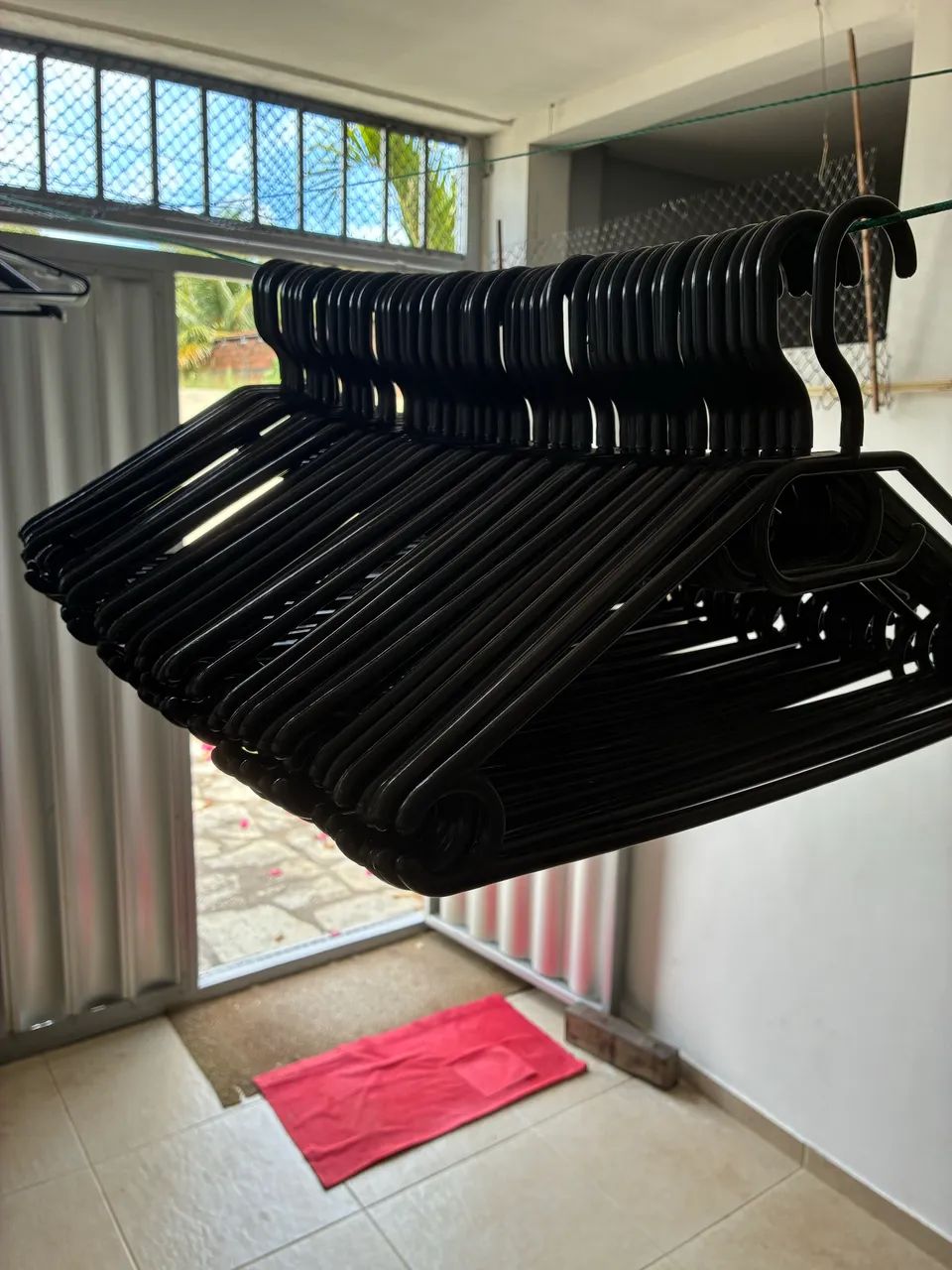 60 Cabides para roupa preto e branco
