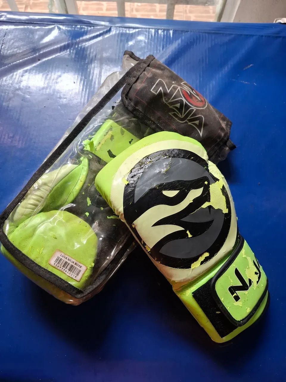Luva de boxe usada