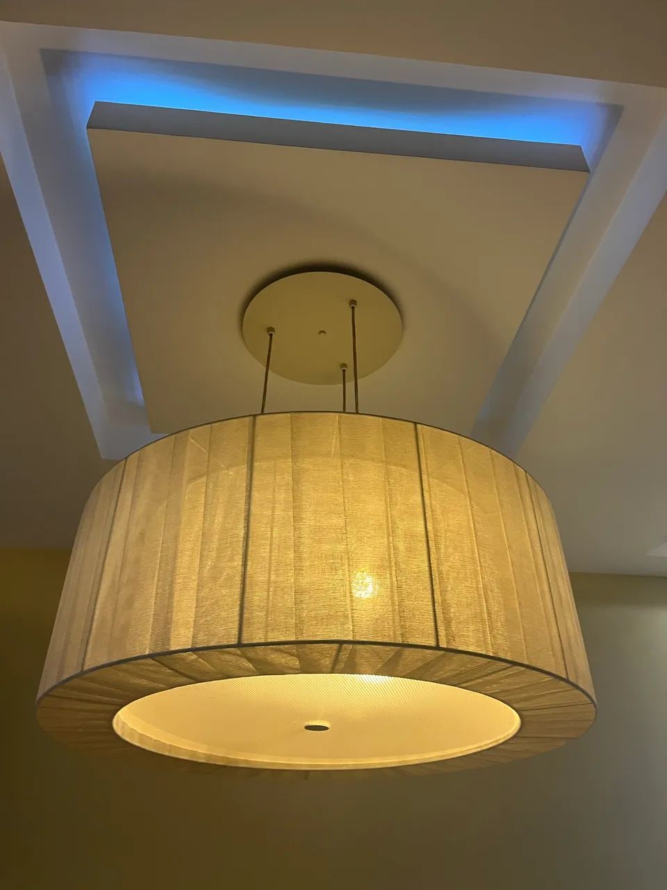 Lustre pendente grande com cúpula de tecido