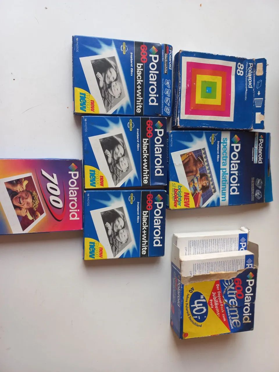Diversos filmes Polaroid vencidos