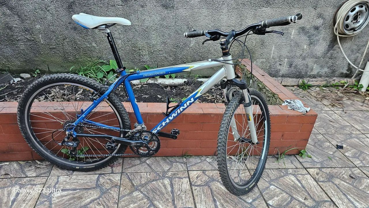 Bicicleta Schwinn Frontier com suspensão RST