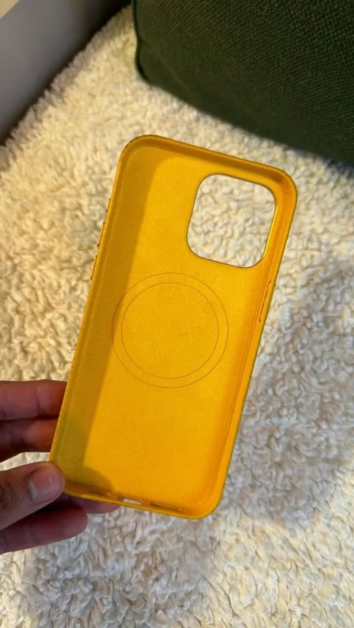 Capa de couro amarela iPhone 15 Pro Max - Foto 2