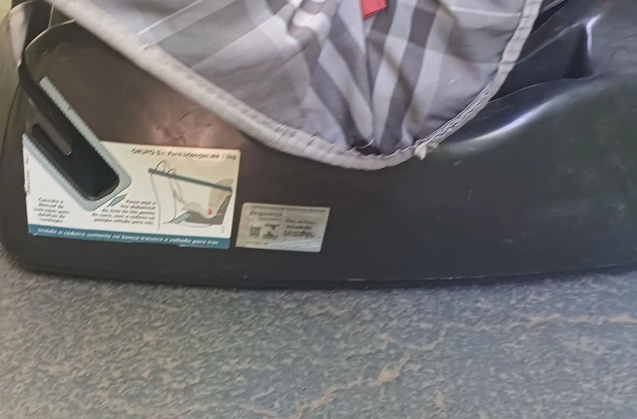 Cadeirinha infantil de carro , marca burigotto até 36 kilos usada em bom estado  - Foto 4